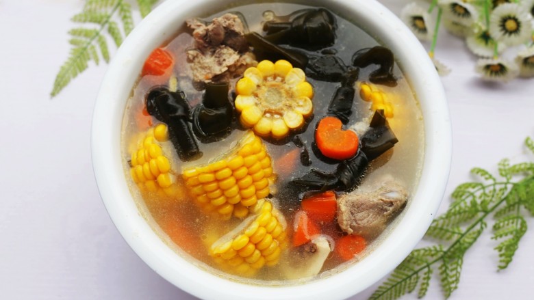玉米海带筒骨汤,出锅前加一勺盐，清清淡淡，营养美味的海带筒子骨汤就炖好了。
