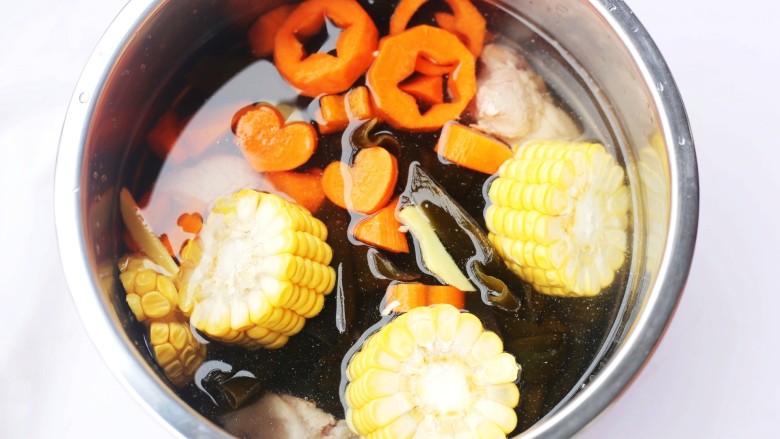玉米海带筒骨汤,加入没过食材的水，开启煲汤模式。