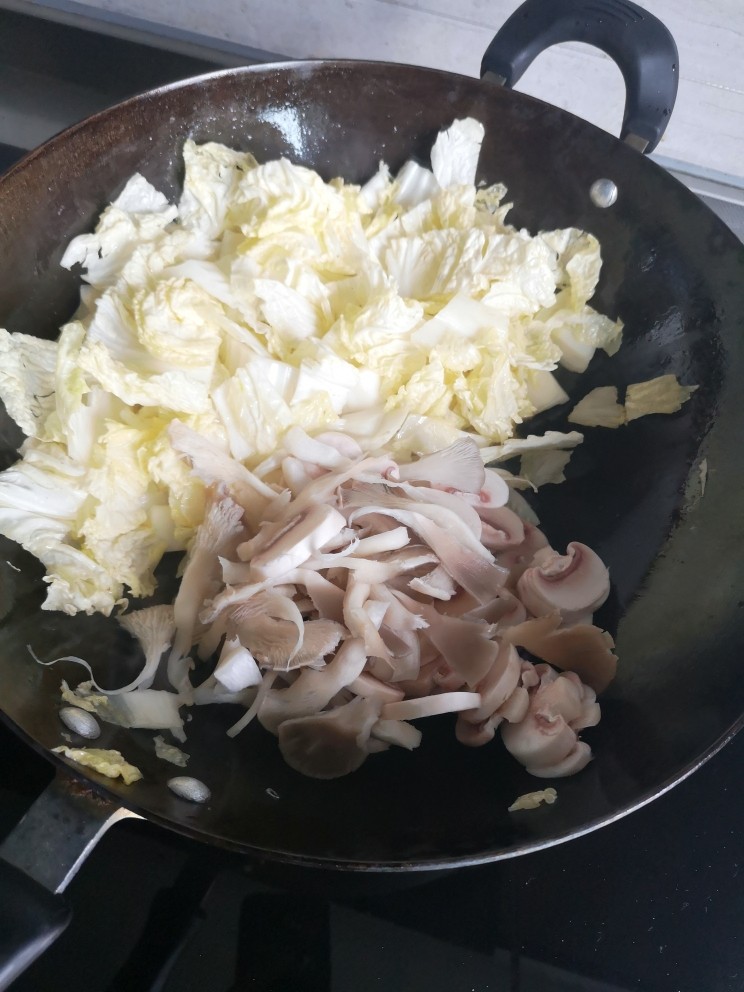 牛肉白菜菌菇汤,再倒入菌菇煸炒片刻