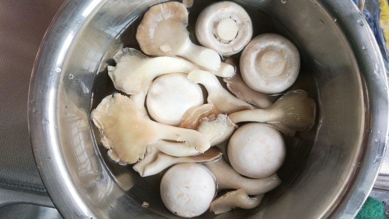 牛肉白菜菌菇汤,菌菇浸泡洗净