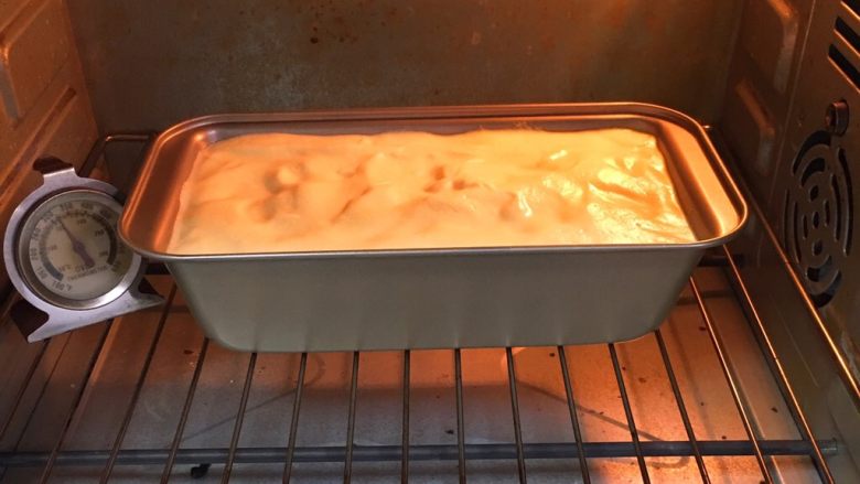 玉米粉抹茶双色蛋糕,烤箱预热至150度，模具送入烤箱，烤制40分钟。10分钟左右用刀具划一道，让它自然开裂。