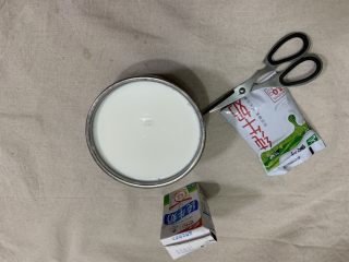 自制樱桃酸奶,放乳酸菌搅拌均匀放4袋牛奶