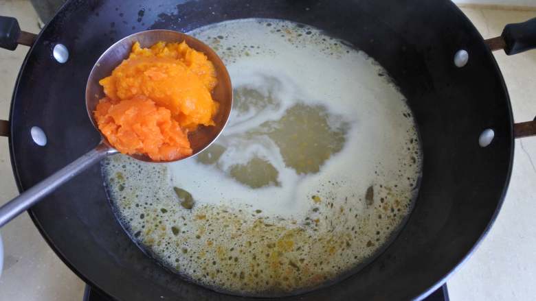 金汤肥牛,按照5:1的比例放入南瓜泥和胡萝卜泥搅匀，煮开