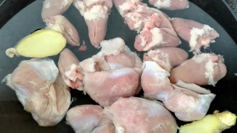 小炒鸡杂,鸡胗和鸡心都放入锅内焯水，放入姜片去腥