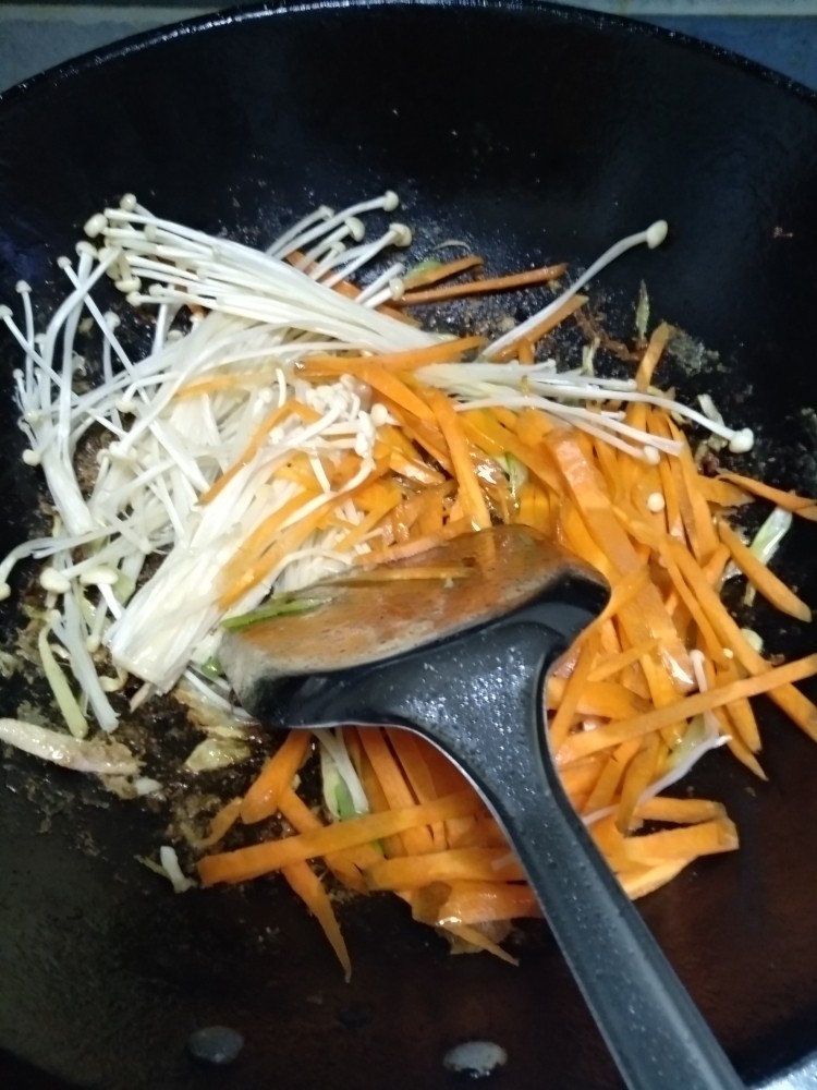小炒干豆腐丝,葱姜蒜爆锅，下金针菇，胡萝卜丝翻炒