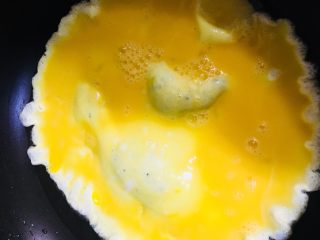 秋葵炒鸡蛋,倒入鸡蛋液