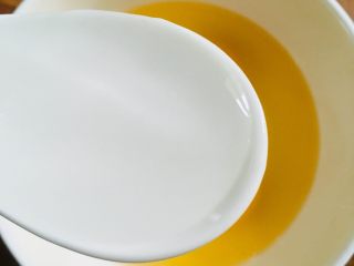 秋葵炒鸡蛋,和适量的清水，用筷子搅拌均匀备用