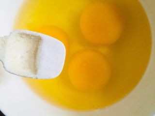 秋葵炒鸡蛋,鸡蛋打入碗中，加入少许盐