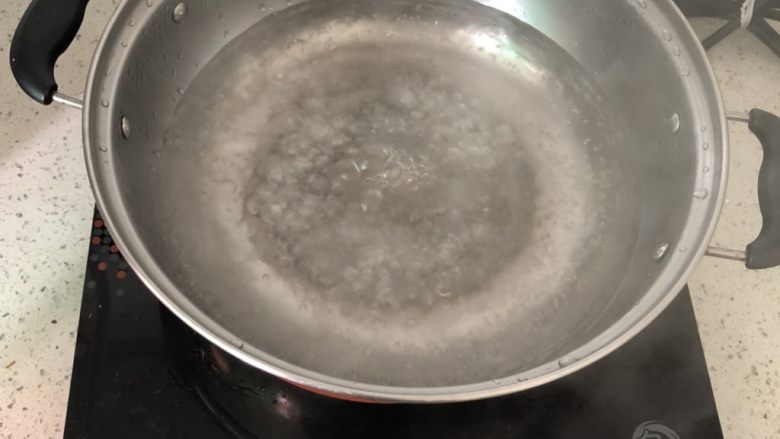 蒜蓉炒秋葵,电磁锅加入水，烧开