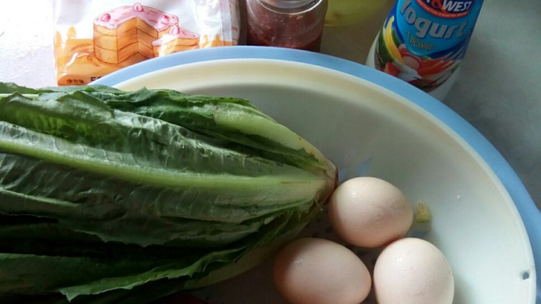 果蔬鸡蛋饼  #鸡蛋的花样年华#,准备食材。