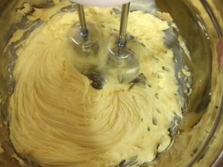椰香坚果麦芬蛋糕,黄油放入盆中，用打蛋器打发搅拌。