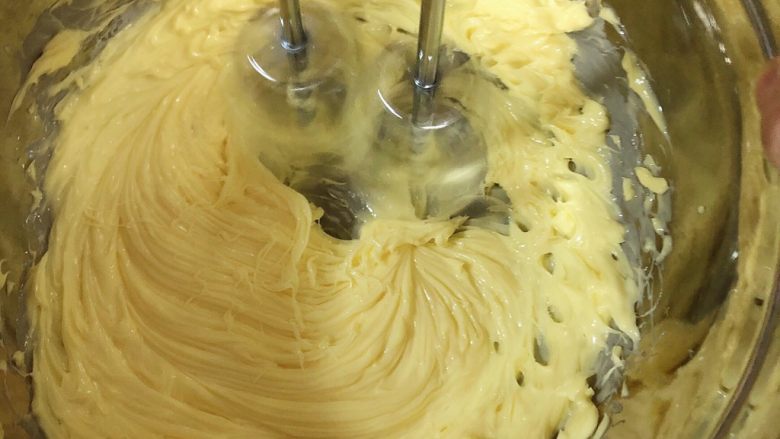 椰香坚果麦芬蛋糕,黄油放入盆中，用打蛋器打发搅拌。