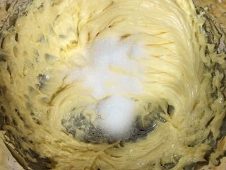 椰香坚果麦芬蛋糕,分次加入白糖，继续打发搅拌均匀。