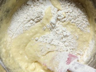 椰香坚果麦芬蛋糕,将面糊搅拌均匀。