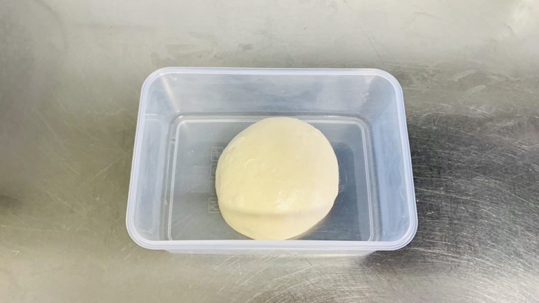 汤种酸奶吐司🍞,放入保鲜盒中发酵。温度不要超过28度。