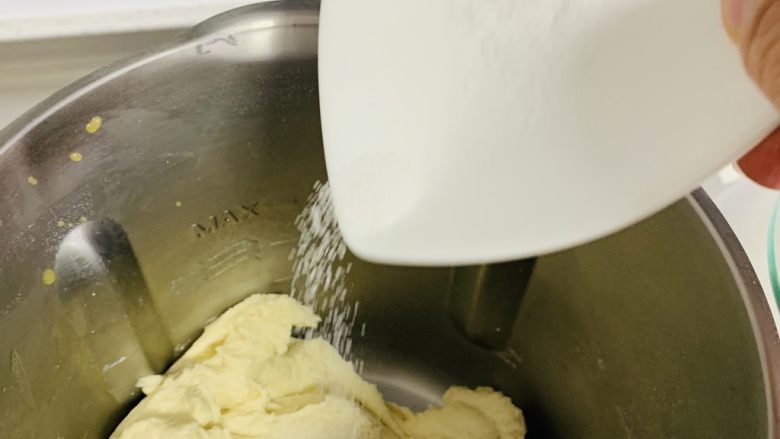 汤种酸奶吐司🍞,加入食盐开动三档，搅拌1分钟。取一块儿面团检查一下。如果没有达到需要的标准，继续搅打1分钟。