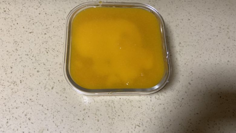 芒果椰奶冻千层糕,然后每一层的步骤如此类推，至倒满所有椰奶液和芒果液，最上面一层一定要芒果液，这样颜值好看。