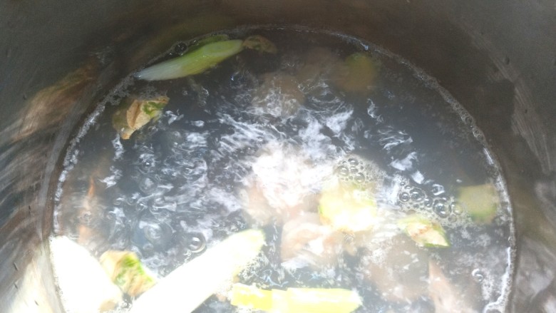 番茄虾仁玉米土豆浓汤,放入开水中加入葱，姜，料酒焯水