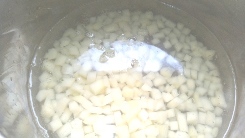 番茄虾仁玉米土豆浓汤,烧开水焯一分钟，捞出备用