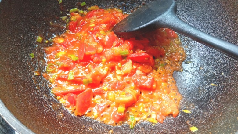 番茄虾仁玉米土豆浓汤,将番茄炒出汤汁