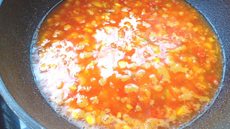 番茄虾仁玉米土豆浓汤,倒入适量的水，煮开