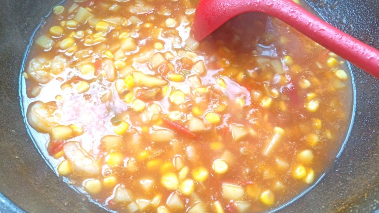 番茄虾仁玉米土豆浓汤,倒入水淀粉，烧至浓稠出锅