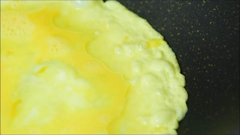 鲜美嫩滑，营养健康零难度,油温5成热时倒入蛋液。