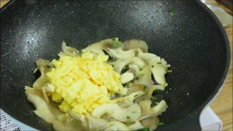 鲜美嫩滑，营养健康零难度,鸡蛋回锅再加少许盐调味即可。