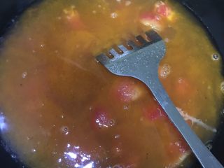 低卡番茄豆腐汤,倒入适量水