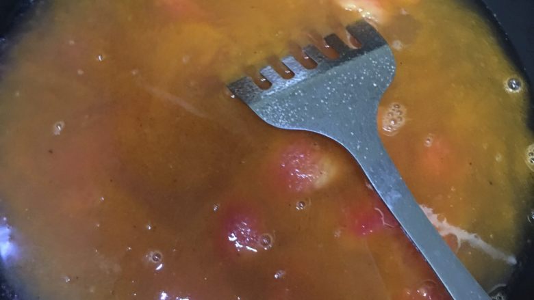 低卡番茄豆腐汤,倒入适量水