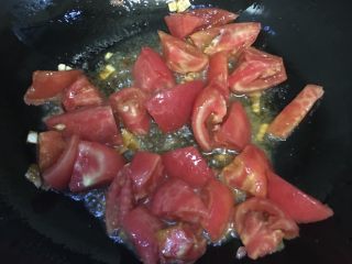 低卡番茄豆腐汤,倒入西红柿