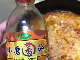 低卡番茄豆腐汤,倒入香油