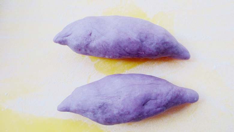 仿真紫薯包,把面团整形成紫薯的形状