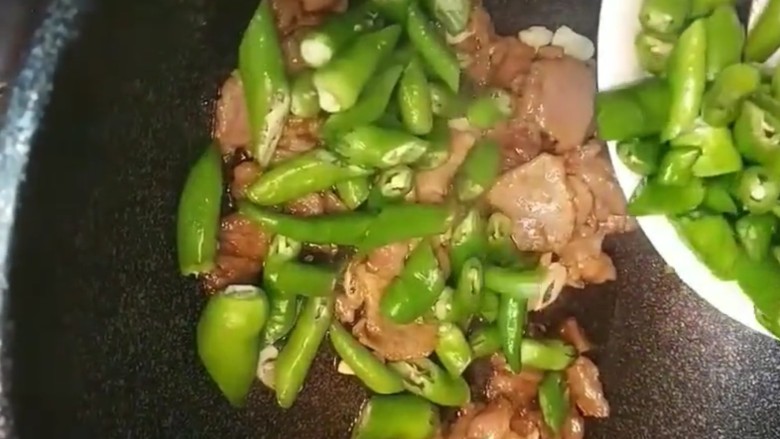 辣椒炒肉,下入辣椒翻炒