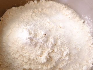 老面大碱馒头,加入面粉，我是把泡老干面的水到里面，另外又加了水，一共320g，根据自家面的吸水情况适量增加或减少