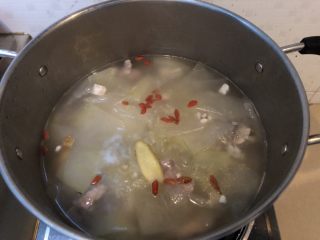 冬瓜薏米排骨汤,加入适量盐巴和10粒枸杞