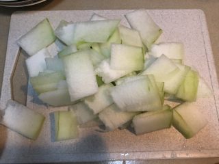 冬瓜薏米排骨汤,把冬瓜去皮，切块备用