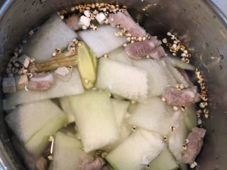 冬瓜薏米排骨汤,好啦，开火咕噜咕噜的煮啦