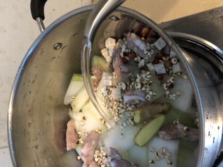 冬瓜薏米排骨汤,加入适量水