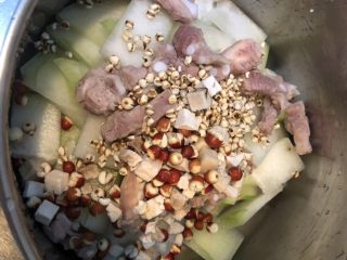 冬瓜薏米排骨汤,把冬瓜，排骨，炒好的薏米，泡好的伏苓，芡实加入锅内