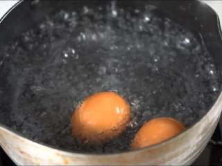 一学就会的低脂健康沙拉,水开放入鸡蛋，加盖转小火煮6分钟。