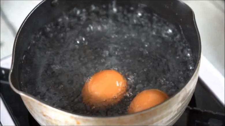 一学就会的低脂健康沙拉,水开放入鸡蛋，加盖转小火煮6分钟。