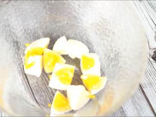 一学就会的低脂健康沙拉,鸡蛋剥壳后切成丁铺在碗底。