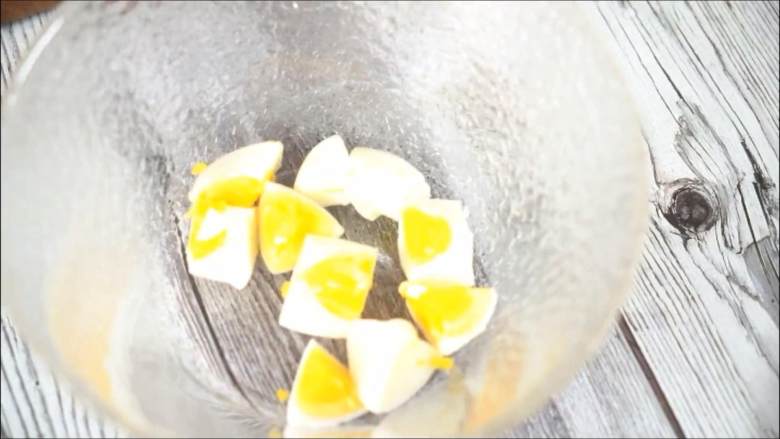 一学就会的低脂健康沙拉,鸡蛋剥壳后切成丁铺在碗底。