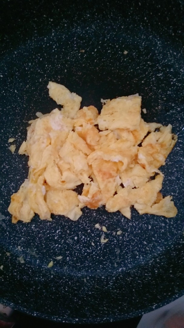 土豆闷鸡块套餐,锅中倒油，倒入鸡蛋液，然后炒好先盛起来