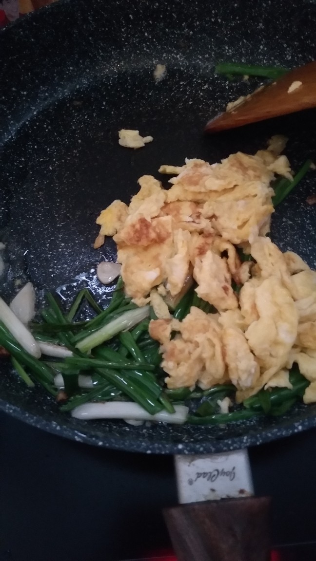 土豆闷鸡块套餐,下炒好的鸡蛋，翻炒几下，转小火（不然会糊），+少许盐，不要放多了，会咸。