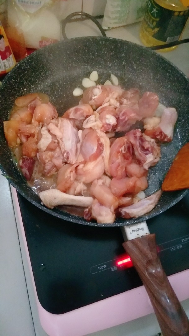 土豆闷鸡块套餐,锅中倒油，油温上升后，倒入鸡块