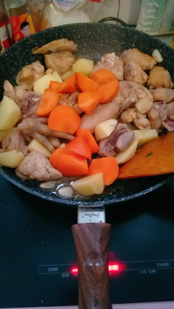 土豆闷鸡块套餐,+胡萝卜块，翻炒均匀