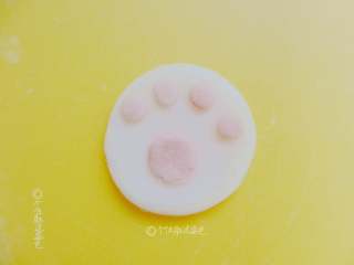猫爪馒头,白色面团刷上少许水，把粉色的圆形面按照猫爪形状沾好