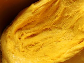 南瓜软麻花,不要取出南瓜面团，让它在面包机里室温发酵至两倍大，扯开发酵好的面团，呈蜂窝状即可。